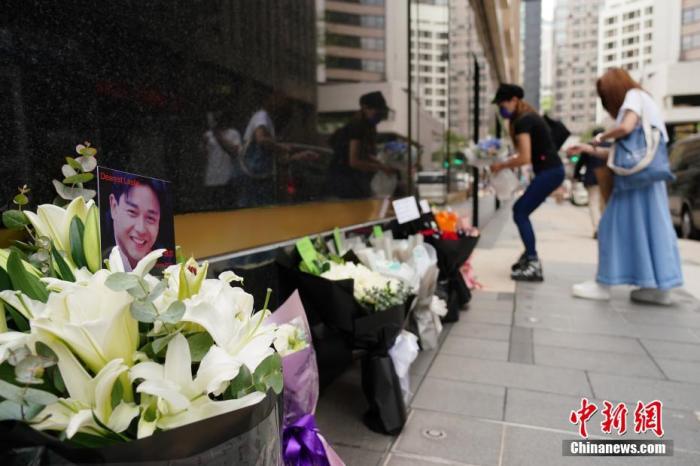 4月1日是香港已故著名艺人张国荣逝世18周年忌日，从上午开始，陆续有歌迷和影迷来到香港文华东方酒店外献上鲜花，摆上遗像，悼念一代传奇张国荣。
/p中新社记者 张炜 摄